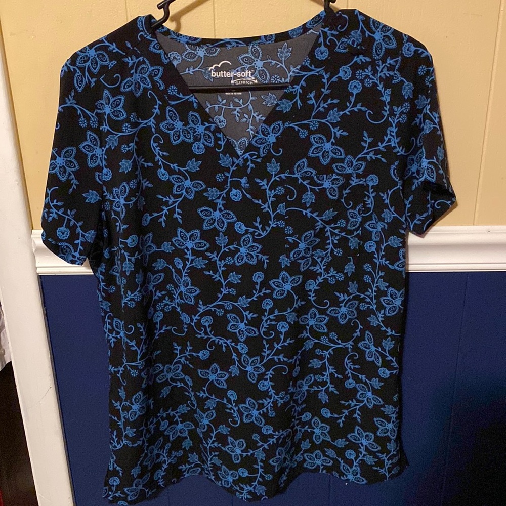 Butter-soft scrub top, black paisley, small